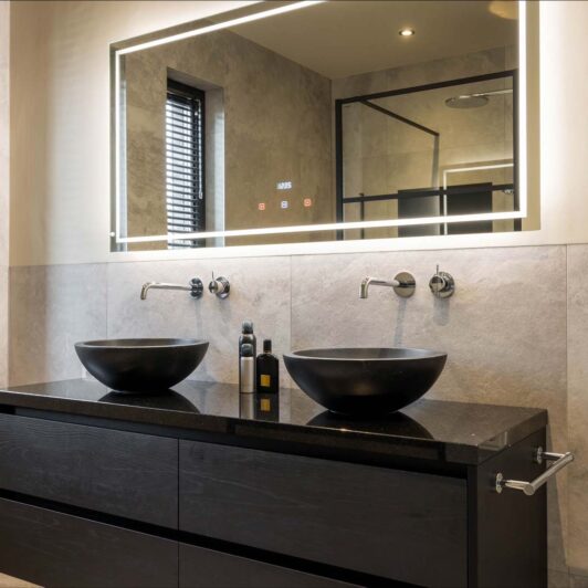 foto-interieur-badkamer-wastafel-zwart-met-spiegel-01 foto-interieur-badkamer-wastafel-zwart-met-spiegel-01