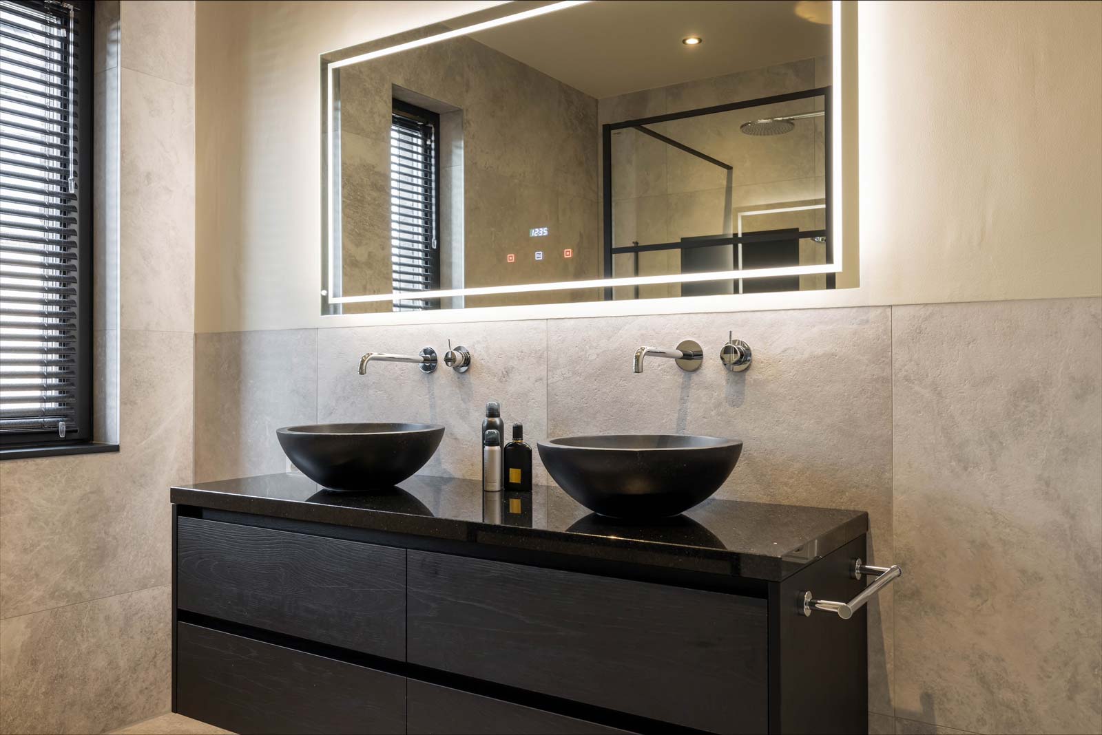foto-interieur-badkamer-wastafel-zwart-met-spiegel-01