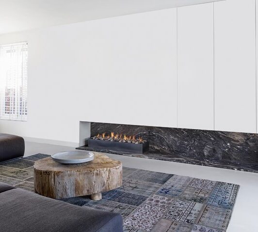 foto-interieur-haard-marmeren-wand-in-witte-kast