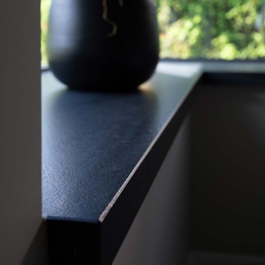 foto-interieur-vensterbank-zwart-hoek-detail foto-interieur-vensterbank-zwart-hoek-detail